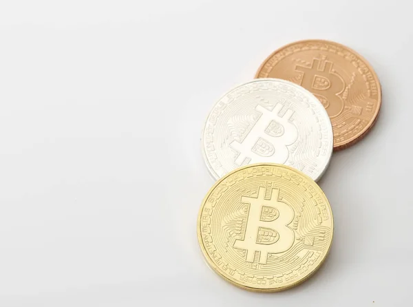 Tres Bitcoins Monedas Sobre Fondo Blanco Plano Estudio — Foto de Stock
