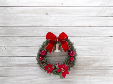 Rustik eski beyaz ahşap, Noel dekorasyon konsepti üzerine kırmızı yay ile Noel çelenk