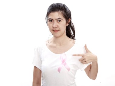 Sağlık Tıp kavramı. Pembe meme kanseri bilinçlendirme şerit closeup kadınla