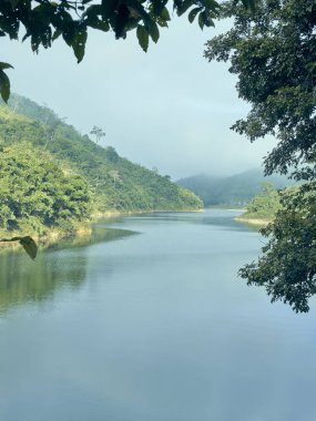 Görünümü, Lake ile dağlar içinde arka plan, Tayland turizm yaz aylarında kavramı