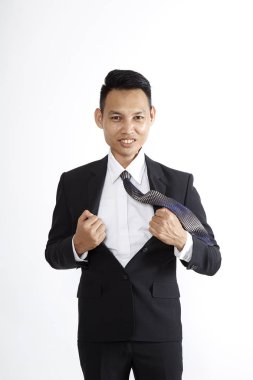 Bir stüdyo önünde beyaz arka plan üzerinde duran Asya genç emin iş adamı. yakışıklı işadamı mutlu gülümseme, mali kavramı