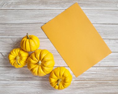 ahşap arka plan doku turuncu kağıt levha ile kabak sonbahar