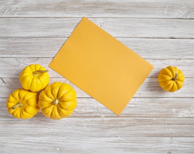 ahşap arka plan doku turuncu kağıt levha ile kabak sonbahar