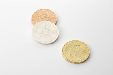 Üç Bitcoins sikkeleri üzerinde beyaz arka plan, stüdyo vurdu