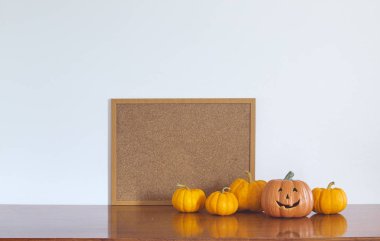 Cadılar Bayramı Balkabağı ahşap masa wtihe arka plan üzerinde boş çerçeve ile. Metin, Şükran, tatil dekorasyon için boş alan