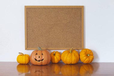 Cadılar Bayramı Balkabağı ahşap masa wtihe arka plan üzerinde boş çerçeve ile. Metin, Şükran, tatil dekorasyon için boş alan