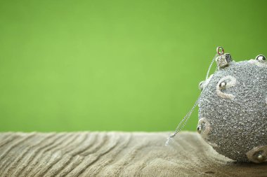 Noel topları üzerinde kopya alanı metin için ahşap masa yeşil zemin üzerine gümüş