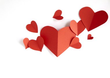 Beyaz arka plan üzerinde kopya alanı izole kırmızı kağıt kalpler