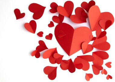 Beyaz arka plan üzerinde kopya alanı izole kırmızı kağıt kalpler