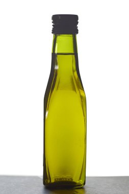 yeşil şişe zeytinyağı ile dolu