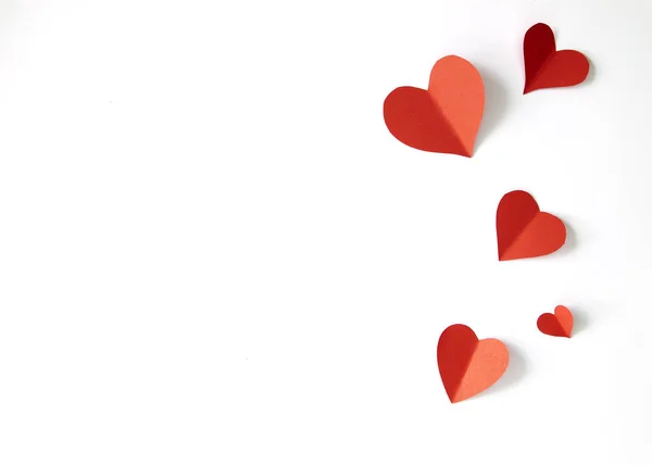 Beyaz arka plan üzerinde kopya alanı izole kırmızı kağıt kalpler
