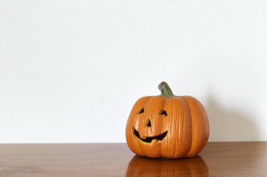 Jack O fener Cadılar Bayramı Balkabağı ve kopya alanı. Önden görünüm