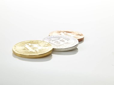 Üç Bitcoins sikkeleri üzerinde beyaz arka plan, stüdyo vurdu