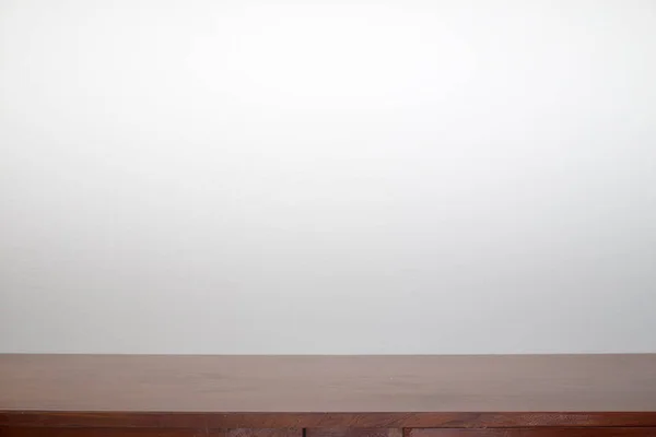 白い壁と木のテーブル背景 オブジェクトを置くことができます — ストック写真