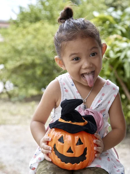 Felice Bambina Asiatica Costume Halloween Con Zucca Jack Spuntare Trattare — Foto Stock