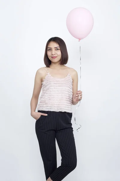 Jovens Asiáticos Mulher Com Balão Rosa Sobre Fundo Branco Conceito — Fotografia de Stock