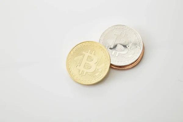 Tres Bitcoins Monedas Sobre Fondo Blanco Plano Estudio — Foto de Stock