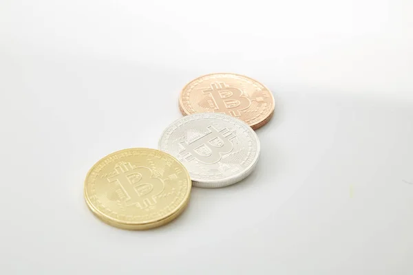 Tres Bitcoins Monedas Sobre Fondo Blanco Plano Estudio — Foto de Stock