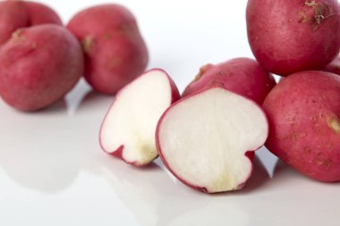 Beyaz arka plan üzerinde turp close-Up