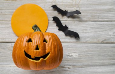 Jack O Lantern yarasalar ve aya için Halloween ve yarışıyor geleneği Beyaz ahşap masa
