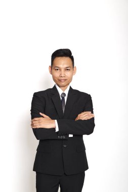 Beyaz arka plan üzerinde yakışıklı Asya genç iş adamı, kavram adanmış