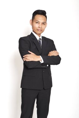 Beyaz arka plan üzerinde yakışıklı Asya genç iş adamı, kavram adanmış