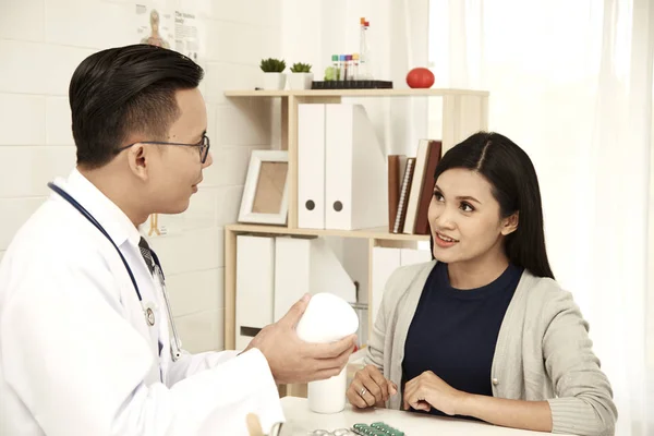 Genç Bir Anne Onun Doktor Ofisinde Bir Doktor Konuşuyor Bir — Stok fotoğraf