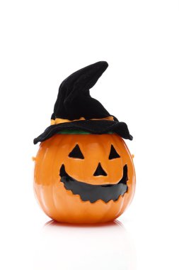 Funny halloween balkabağı izole beyaz zemin üzerine siyah şapkalı