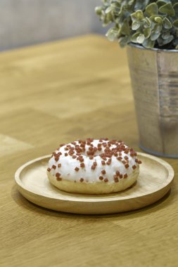 Gıda tasarım ahşap masa üzerinde çilekli donut