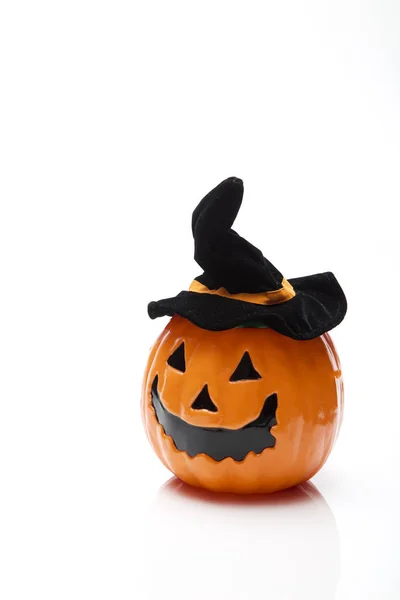 Abóbora Halloween Engraçado Com Chapéu Preto Isolado Fundo Branco — Fotografia de Stock