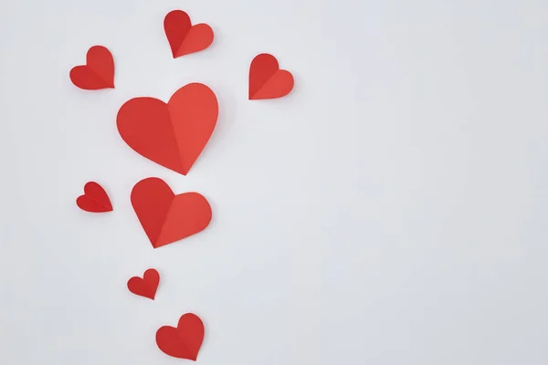 Beyaz tuval doku arka plan üzerinde izole kırmızı kağıt kalpler