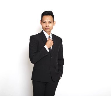 Beyaz arka plan üzerinde yakışıklı Asya genç iş adamı, kavram adanmış