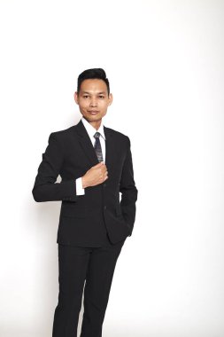 Beyaz arka plan üzerinde yakışıklı Asya genç iş adamı, kavram adanmış