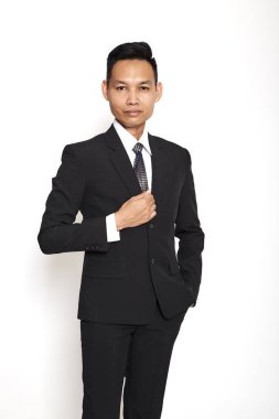 Beyaz arka plan üzerinde yakışıklı Asya genç iş adamı, kavram adanmış