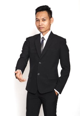 Beyaz arka plan üzerinde yakışıklı Asya genç iş adamı, kavram adanmış