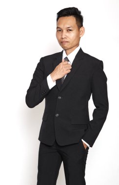 Beyaz arka plan üzerinde yakışıklı Asya genç iş adamı, kavram adanmış