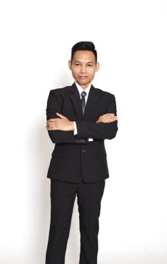 Beyaz arka plan üzerinde yakışıklı Asya genç iş adamı, kavram adanmış