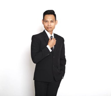 Beyaz arka plan üzerinde yakışıklı Asya genç iş adamı, kavram adanmış