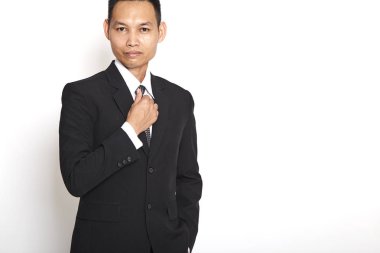 Beyaz arka plan üzerinde yakışıklı Asya genç iş adamı, kavram adanmış