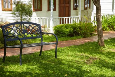 Sandalye ön sundurma daha yeni bir ev, kavram hafta sonu ile bahçe taş yolu