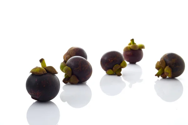 Frutas Tropicales Mangostán Entero Otro Cortado Por Mitad Sobre Fondo —  Fotos de Stock