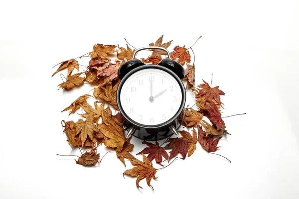 秋の時間変化の画像 秋バック コンセプト 乾燥葉 ヴィンテージ時計ブラック木製テーブルの上屋外本文の午後 — ストック写真