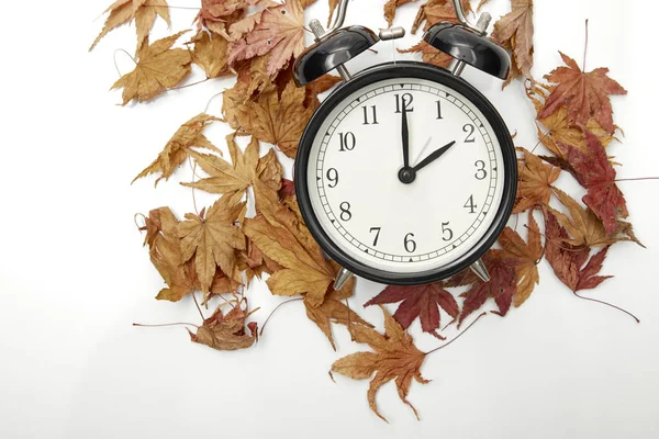 秋の時間変化の画像 秋バック コンセプト 乾燥葉 ヴィンテージ時計ブラック木製テーブルの上屋外本文の午後 — ストック写真