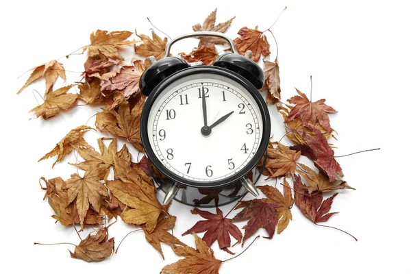 秋の時間変化の画像 秋バック コンセプト 乾燥葉 ヴィンテージ時計ブラック木製テーブルの上屋外本文の午後 ストック画像
