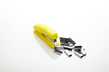 Beyaz zemin üzerine sarı zımba için metin kopya alanı - Ofis Kırtasiye