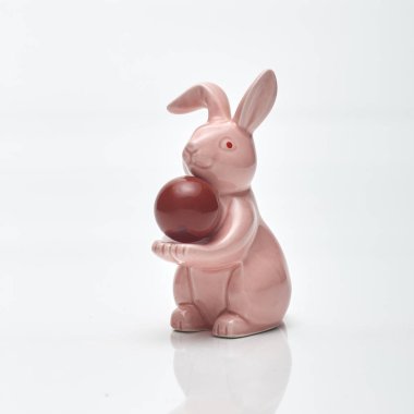 Mutlu Paskalyalar. Kutlama Paskalya arka plan. Yumurta ve beyaz arka plan üzerinde pembe tavşan