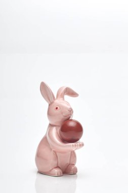 Mutlu Paskalyalar. Kutlama Paskalya arka plan. Yumurta ve beyaz arka plan üzerinde pembe tavşan