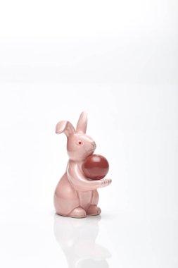 Mutlu Paskalyalar. Kutlama Paskalya arka plan. Yumurta ve beyaz arka plan üzerinde pembe tavşan