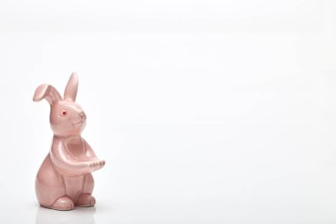 Mutlu Paskalyalar. Kutlama Paskalya arka plan. Yumurta ve beyaz arka plan üzerinde pembe tavşan