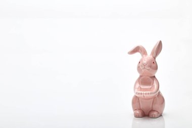 Mutlu Paskalyalar. Kutlama Paskalya arka plan. Yumurta ve beyaz arka plan üzerinde pembe tavşan